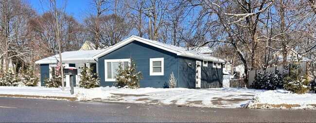 Building Photo - 326 E Livingston St