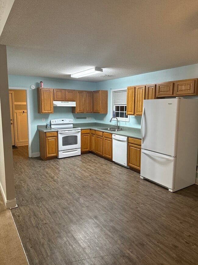 Building Photo - 223 River Forest Dr NE