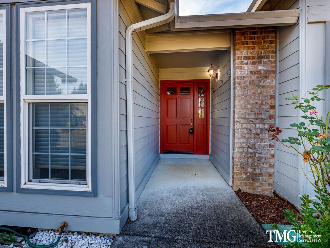 Foto principal - Charming Home Backing to Greenbelt, Near Lacamas Lake and Local Amenities