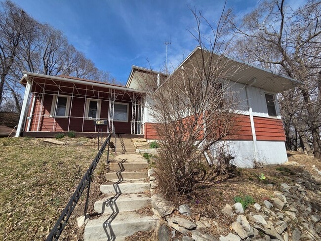 Charming Hilltop Home with Stunning City Views - Charming Hilltop Home with Stunning City Views