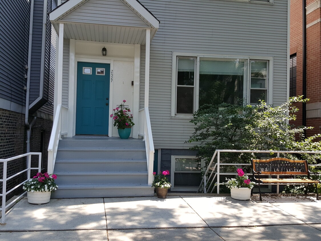 On a quiet street, with considerate neighbors. - 2527 N Marshfield Ave