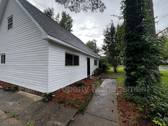 Building Photo - 800 Belvin Ave