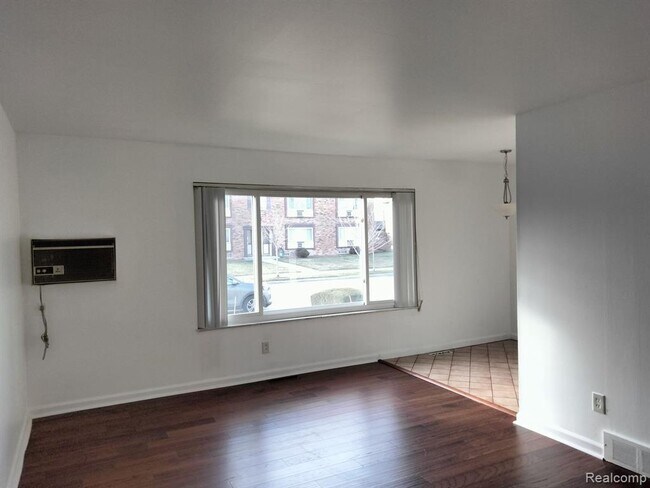 Foto del edificio - 4830 Briarwood Ave