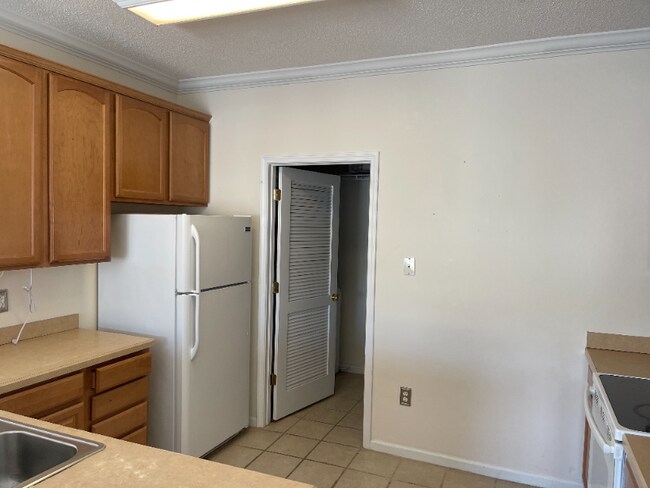 Foto del edificio - 5816 Longwood Dr