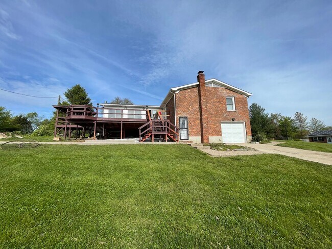 Building Photo - Large Home Prime Location