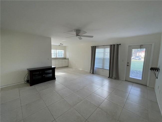 Foto del edificio - 93 Spring Lake Dr