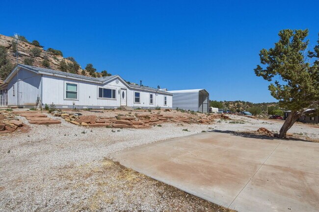 Foto del edificio - Rare 1.61 Acre Horse Property with Arena, Corrals, Shop & RV Parking