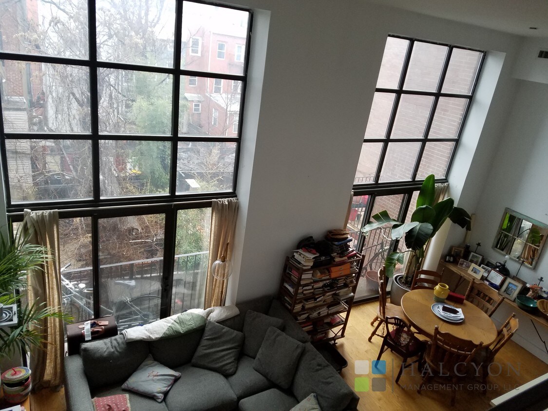 Primary Photo - 164 Grand St
