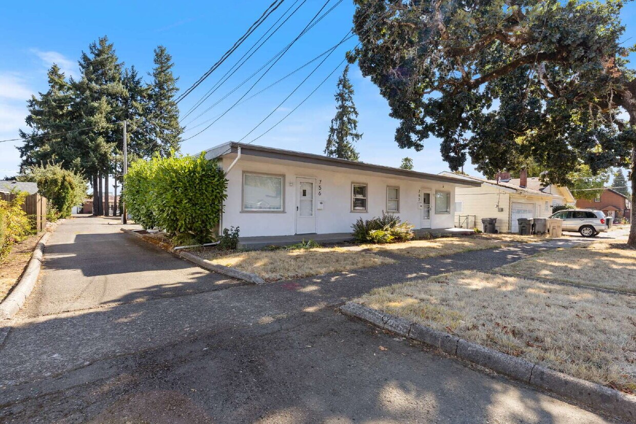 Foto principal - MOVE IN SPECIALCharming 2 bedroom duplex