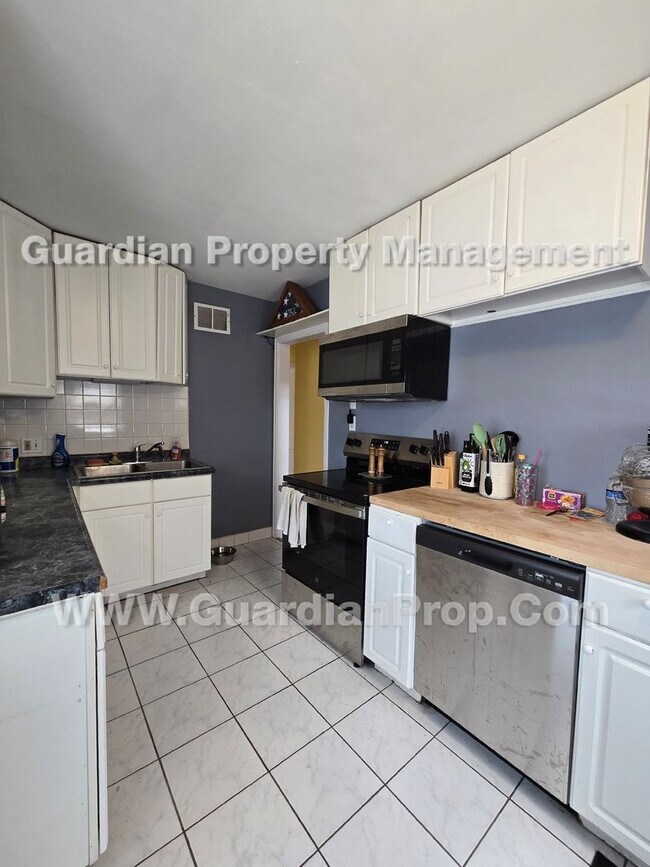 Foto del edificio - NE Minneapolis House, Fenced Yard, 2 Car Garage, gas fireplace