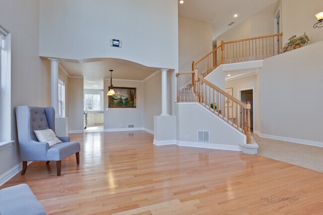 Building Photo - 33 River Oaks Cir E