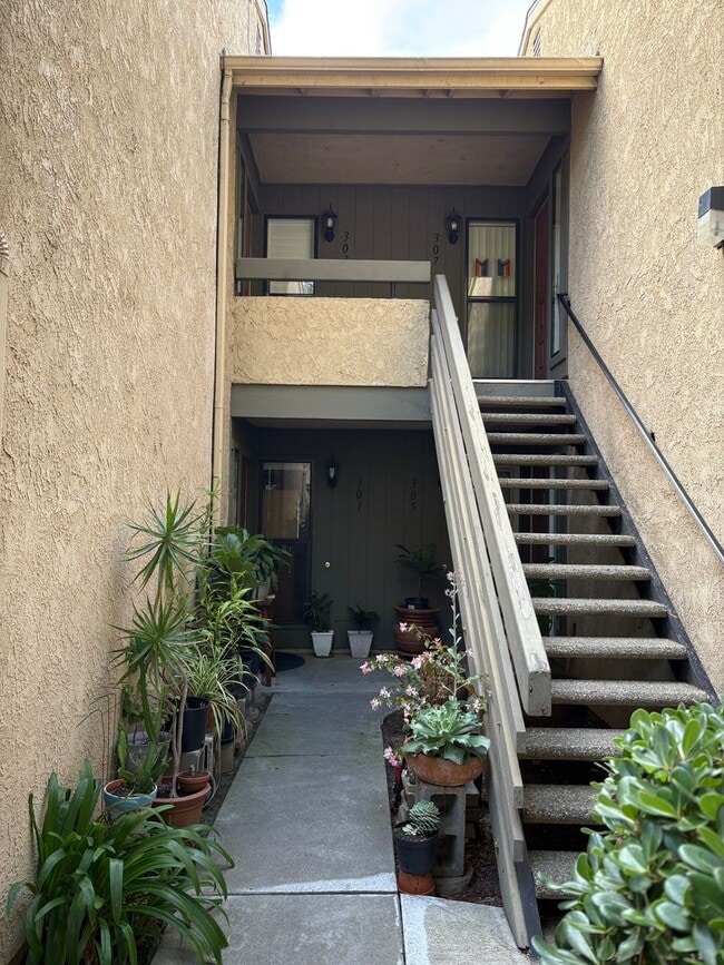 Building Photo - 303 Oakwood St