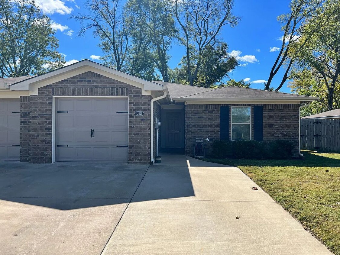 Primary Photo - 3320 Meadowbrook Dr
