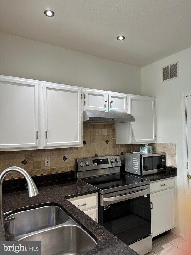 Foto del edificio - 1571 Spring Gate Dr.