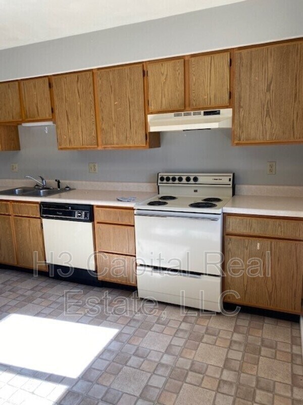 Building Photo - 305 Southgate Dr