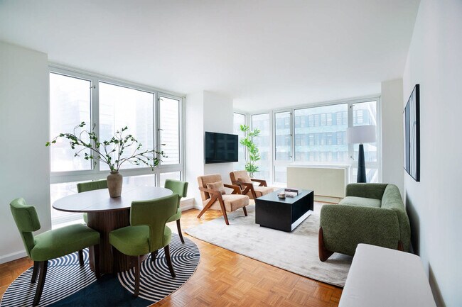 Foto del edificio - 350 W 43rd St