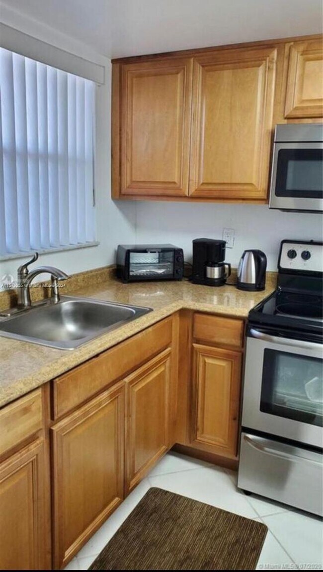 Foto del edificio - 8200 Sunrise Lakes Blvd