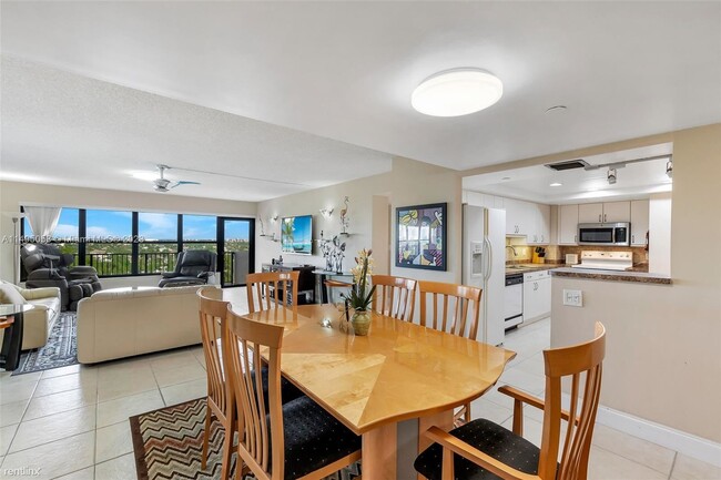 Building Photo - 2 br, 2 bath Condo - 3200 Port Royale Dr N...