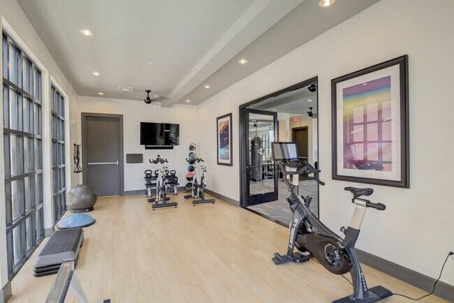 Foto del edificio - Pet-Friendly 3 BR Apartment with Dog Park ...