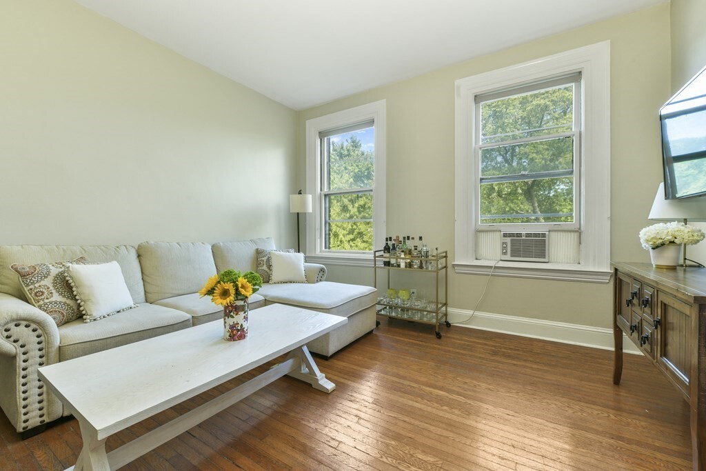 Primary Photo - 1060 Beacon St
