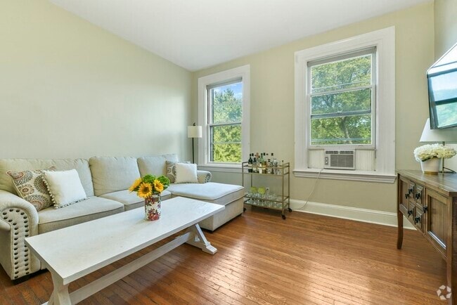 Building Photo - 1060 Beacon St