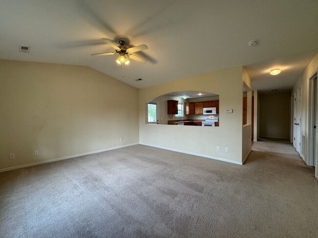Building Photo - Spacious 2 bedroom, 2 bathroom duplex!