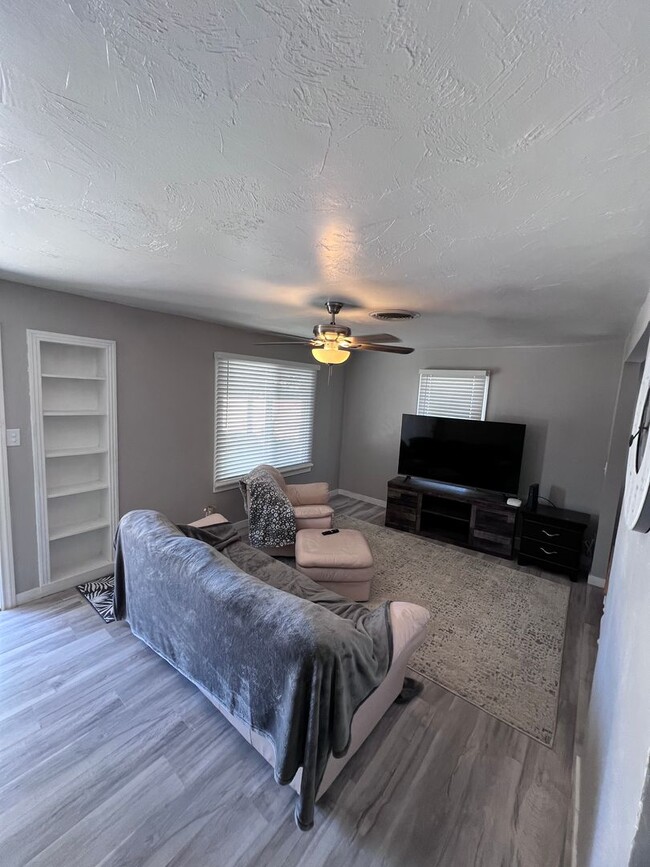 Building Photo - Beautiful remodeled, fully furnished, all ...