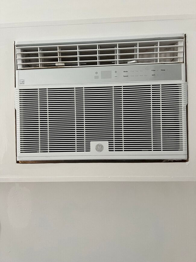 Building Photo - 2300 NE 11th Ave