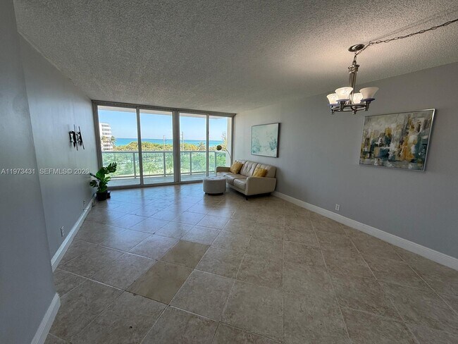 Foto del edificio - 100 Bayview Dr