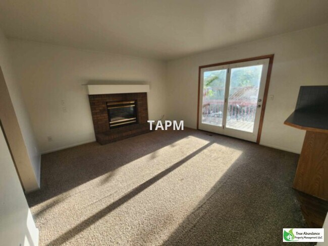 Building Photo - Nice 3 Bedroom House