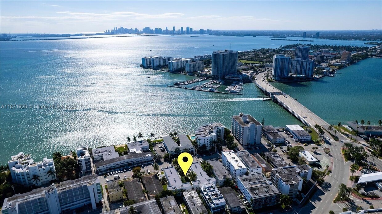 Foto principal - 1971 Bay Dr