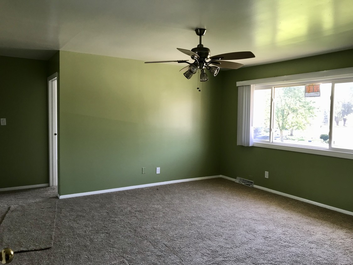 Living room - 43 Oak Ct