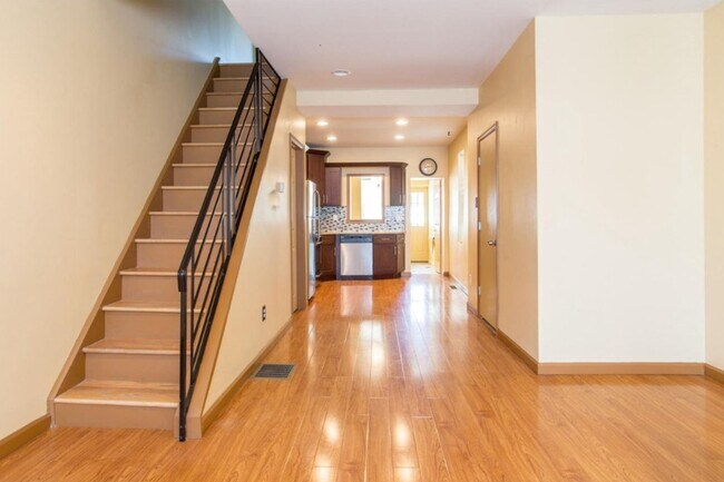 Foto del edificio - Spacious 3-Bedroom Home with Central Air, In-Unit Laundry and Patio