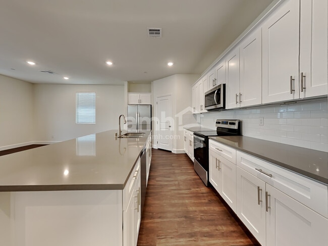 Foto del edificio - 290 Austin Bellerose Pl