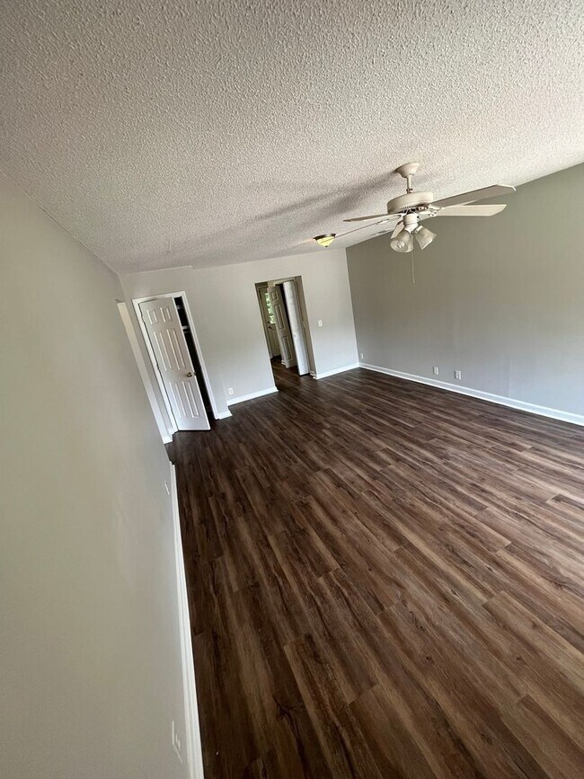 Foto del edificio - 807 Ash St Ext