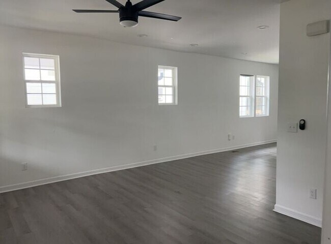 Foto del edificio - !! SPECIAL HALF OFF SECOND MONTH'S RENT!!! Updated 3BR 2BA  Home w/ Renovated Kitchen near Downto...