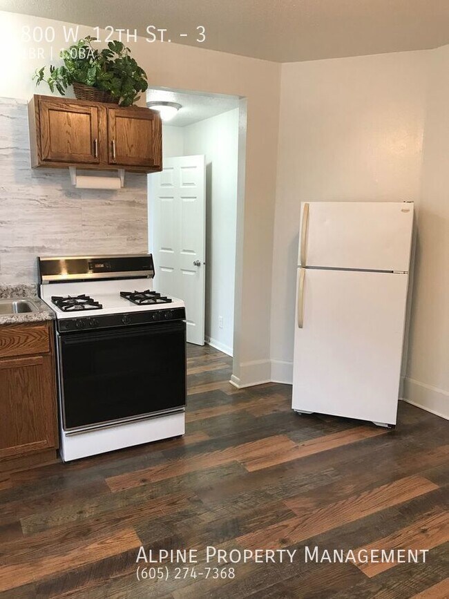Building Photo - Completely Renovated 1 Bedroom Apartment!!