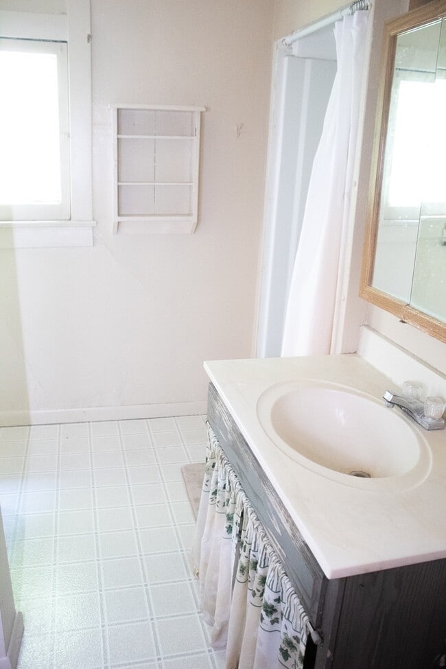 Building Photo - 4 Bed, 1 Bath On Campus