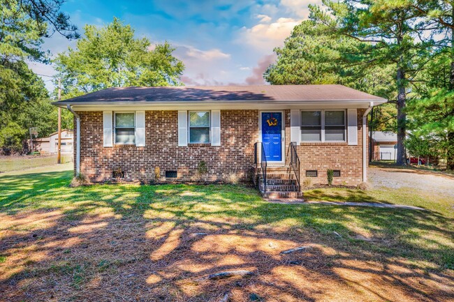 Building Photo - Charming 3-bed/2 bath home with large yard...