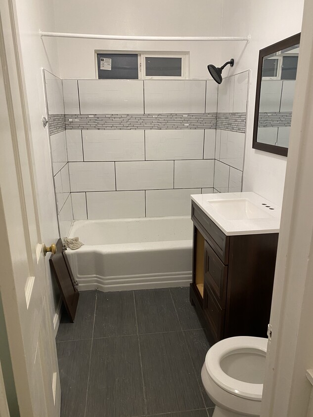 Foto principal - 15118 Burbank Blvd