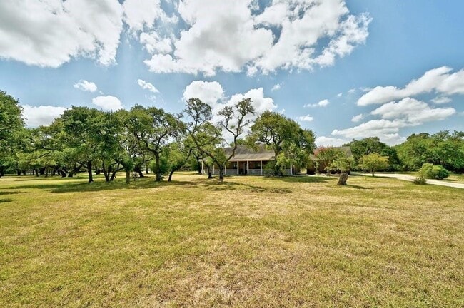 Building Photo - 200 Oak Hollow Ln