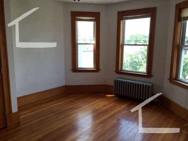 Foto del edificio - Check out this 3 bed in Lower Allston