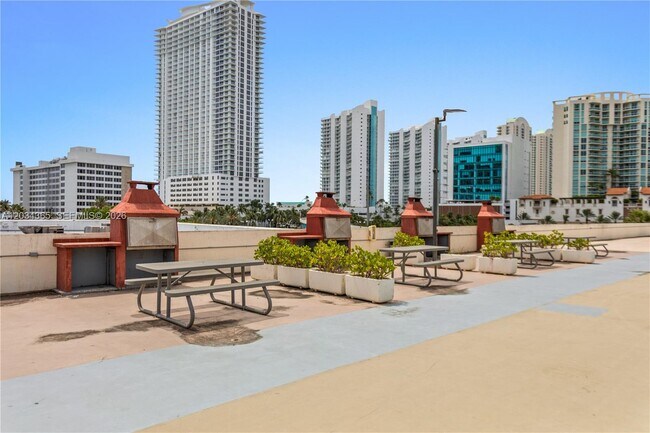 Foto del edificio - 17021 N Bay Rd