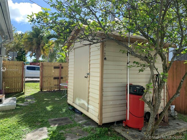 Foto del edificio - 700 SW 51st Ave