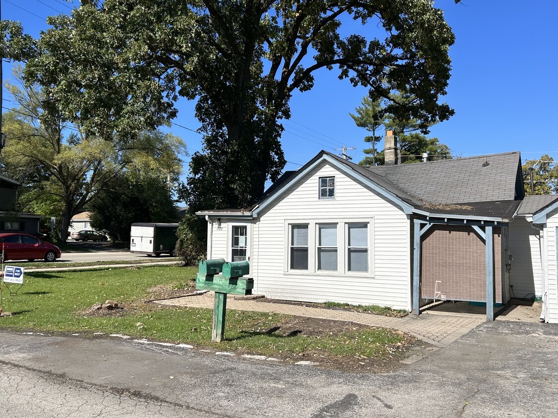 Primary Photo - 827 N Cedar Lake Rd