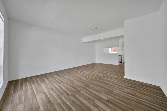 Building Photo - 10006 Neuens Rd