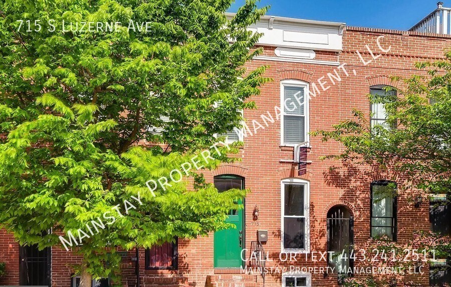 Foto principal - Fully renovated, light and bright row home...