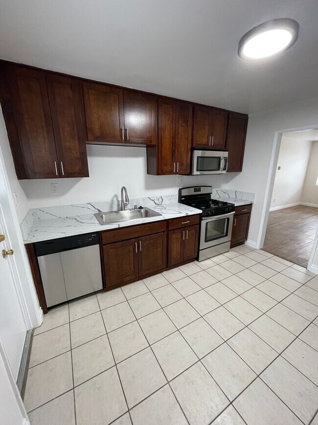 Building Photo - Beautiful Apartment in North Park