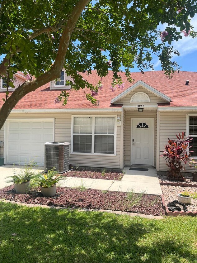 Foto principal - 3 bed 2 bath Townhome
