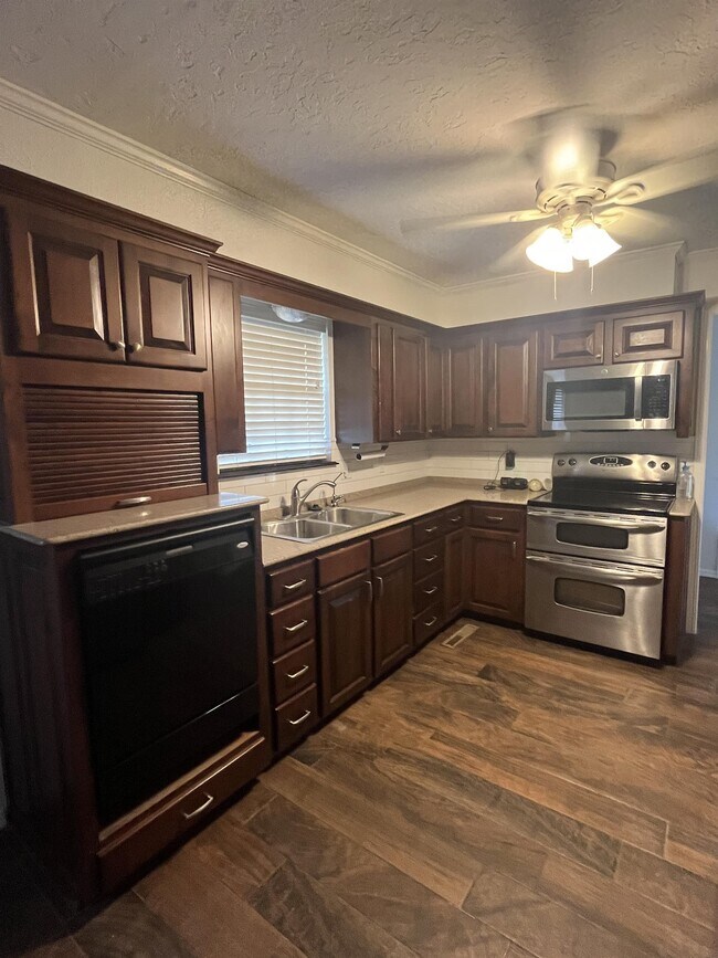 Building Photo - 109 E 17th St